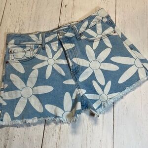 Vanilla star woman/juniors denim button fly jean shorts. Size 3.